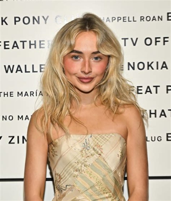 Sabrina Carpenter goes for the lab tech look