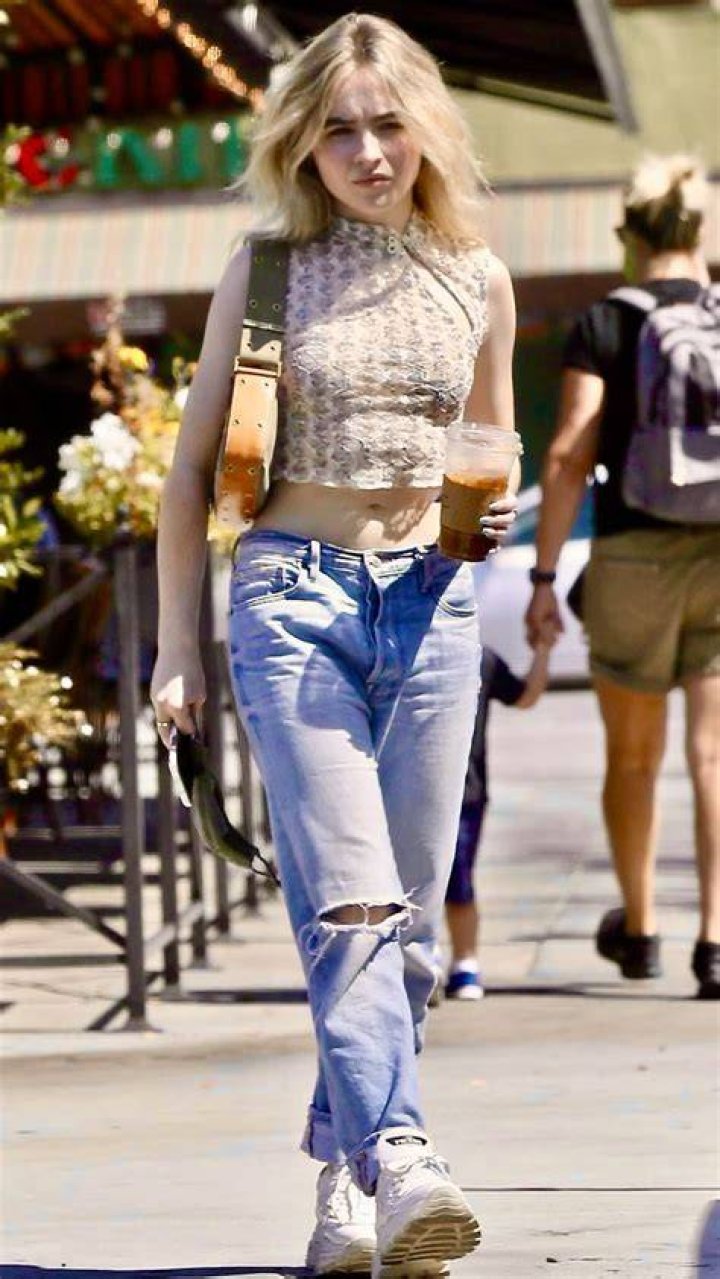 Sabrina Carpenter Street Style Sabrina Carpenter Vancouver Airport