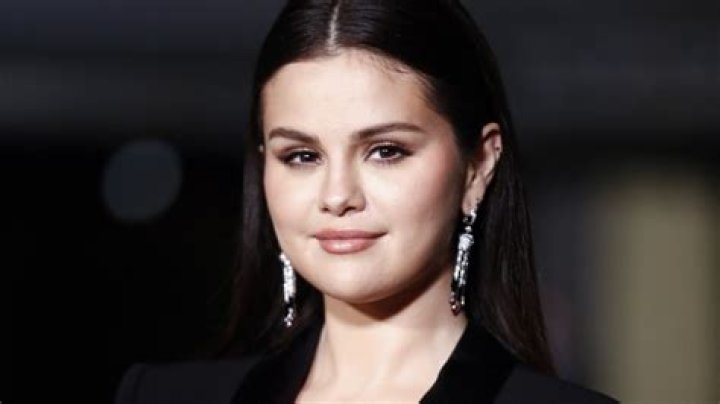 Selena Gomez ferme les commentaires honteux sur son corps Crumpe