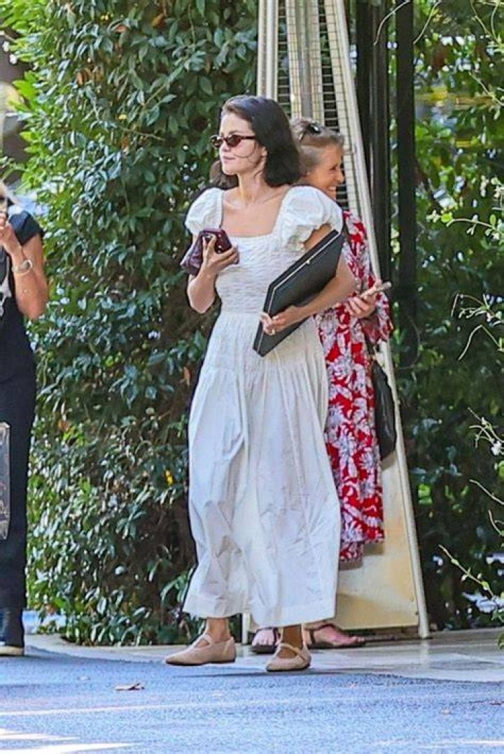 Selena Gomez lleva un vestido rojo seductor en los MTV VMAs 2023 Vogue