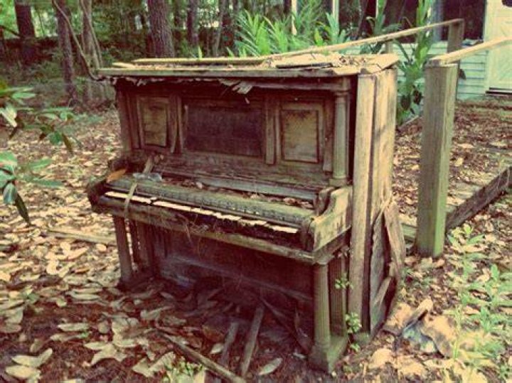 Super spooky abandoned piano Piano, Abandoned, South carolina