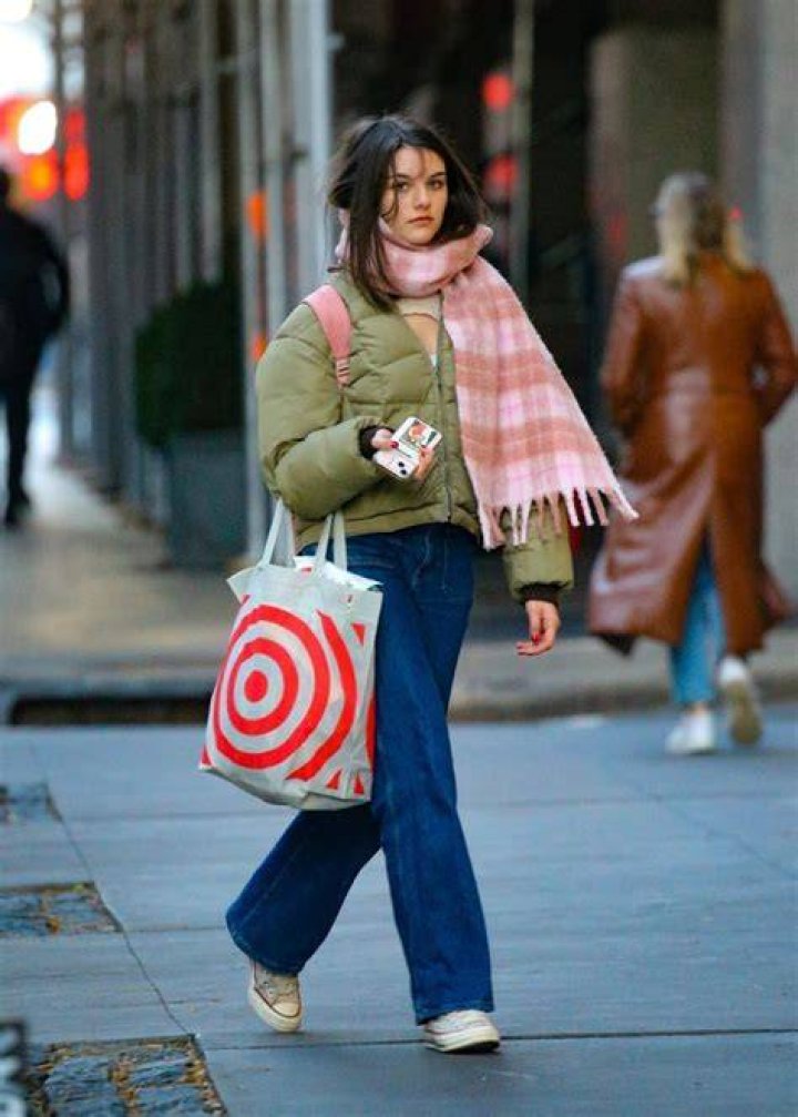 Suri Cruise je odrasla, uskoro kreće i na fakultet, no s ocem Tomom