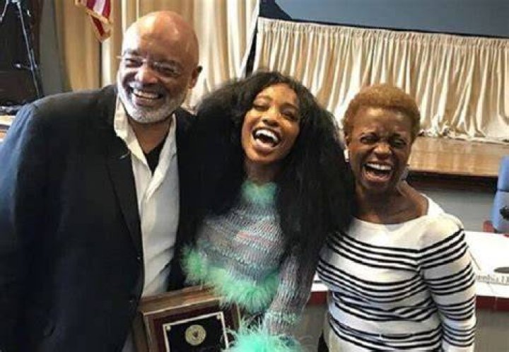 SZA ethnic background, nationality, parents, siblings, and family