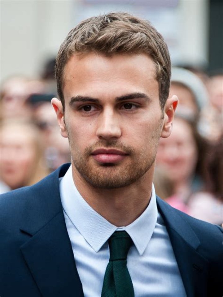Theo James Novia, Fumar, Origen, Tatuajes y Patrimonio 2022 Taddlr