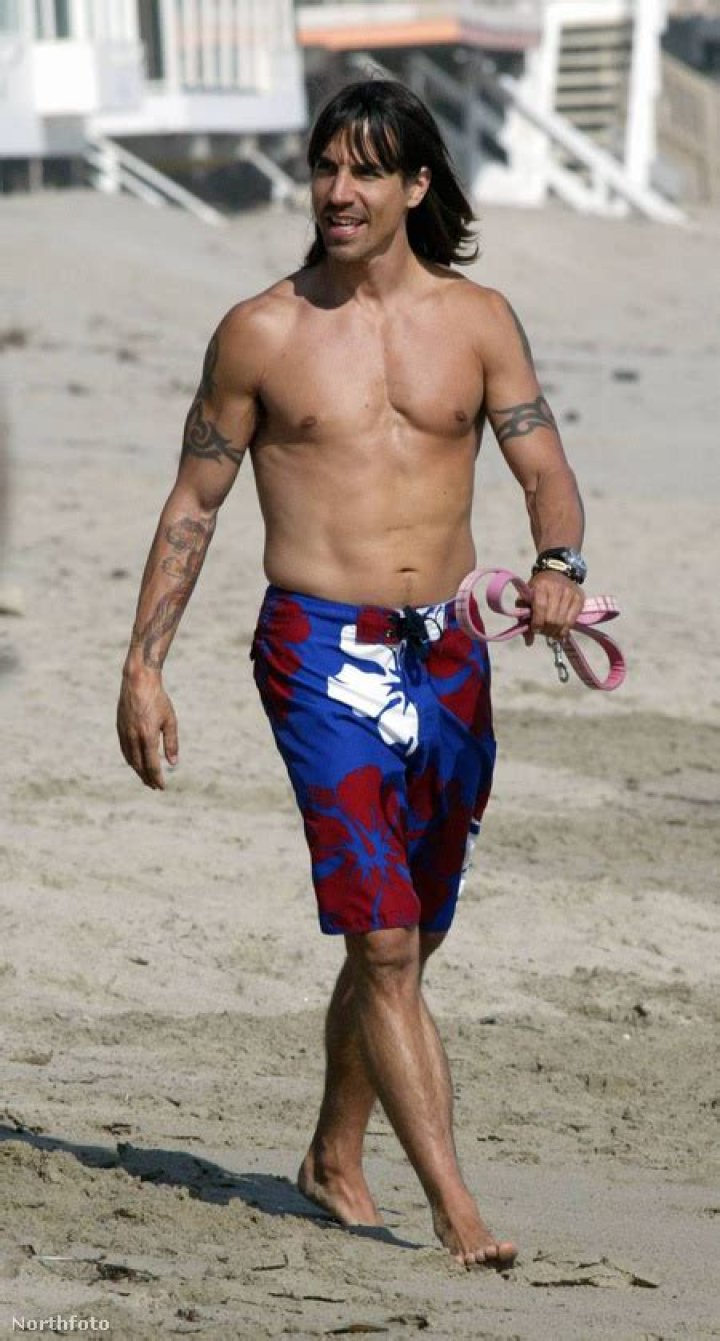 Velvet Blogok Anthony Kiedis nyilvánosan csöcsörészte nőjét