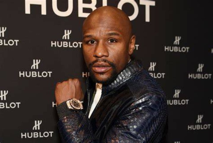 Watch as Floyd Mayweather shows he's still got it with insane skipping