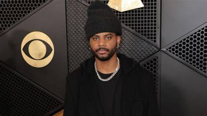 Watch Bryson Tiller's 9yearold daughter joins him for a performance