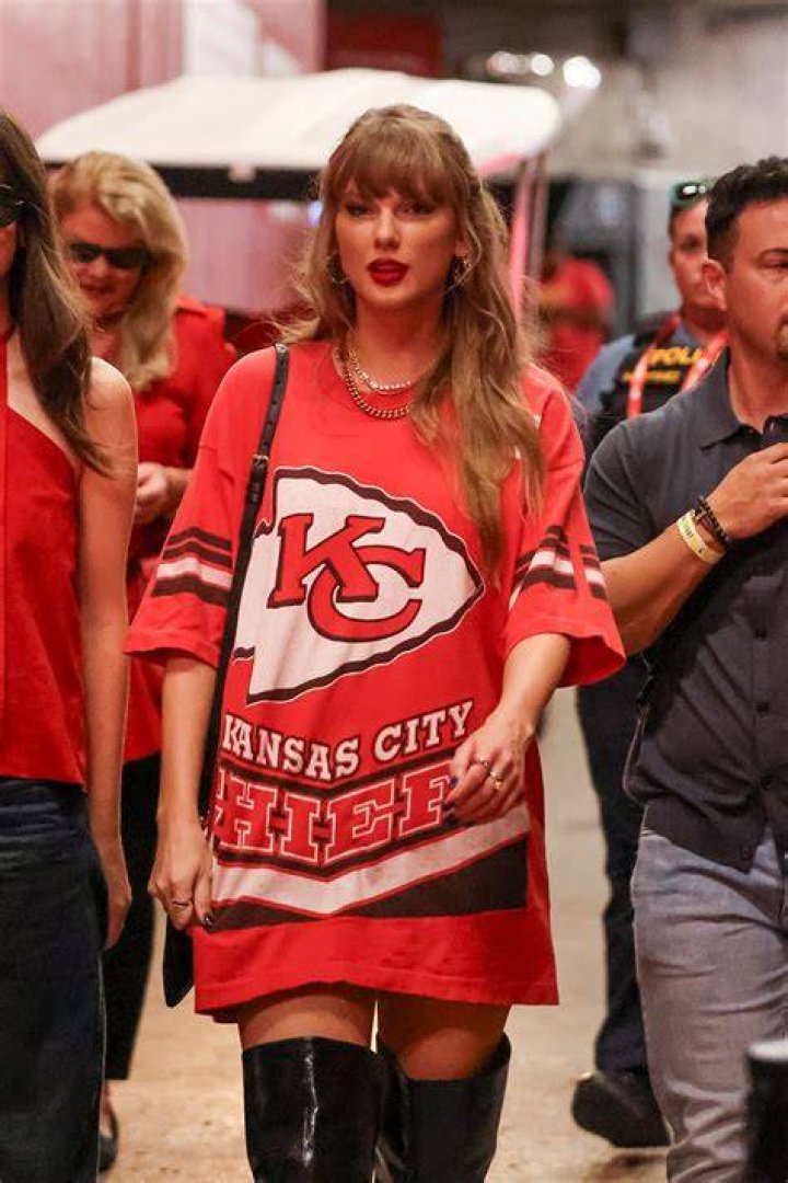 what football team does taylor swift's boyfriend play on, SAVE 49