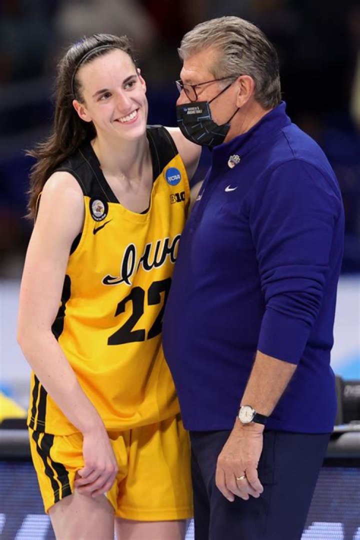 What Geno Auriemma told Iowa's Caitlin Clark postgame
